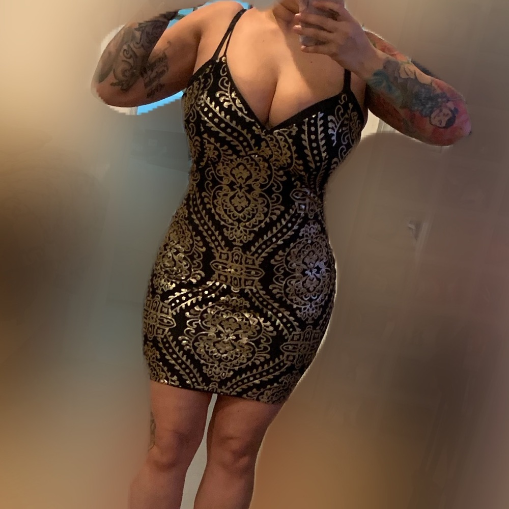 Fashion nova Black & Gold sequins dress